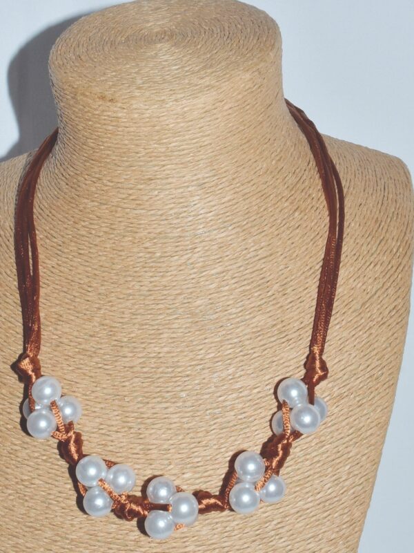 Collar corto con perlas