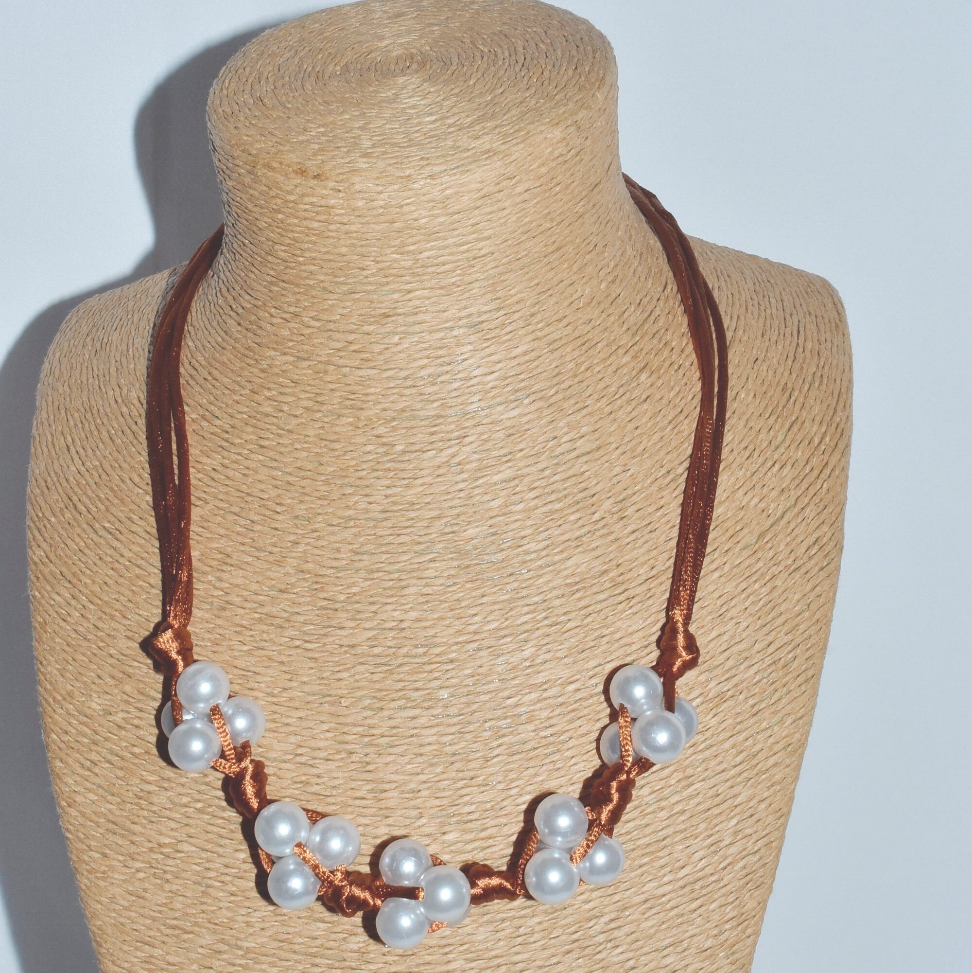 Collar corto con perlas