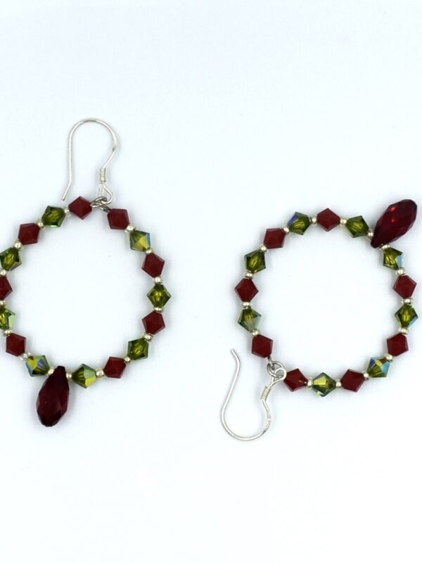 Pendientes tipo corona con cristal austriaco olivina y rojo Siam