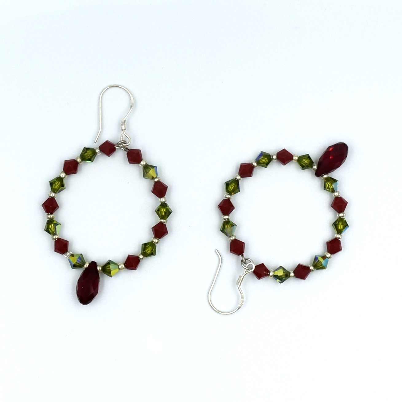Pendientes tipo corona con cristal austriaco olivina y rojo Siam