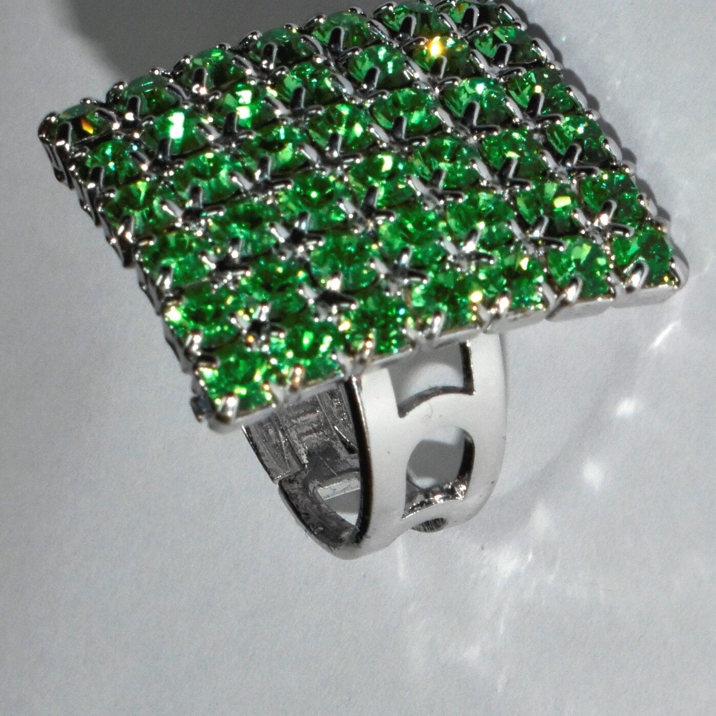 Sortija de cristal austriaco color verde