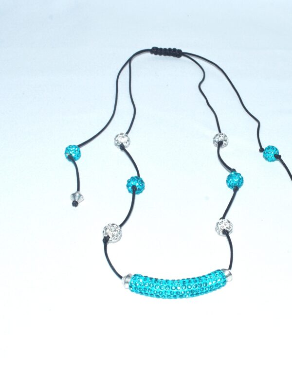 Collar midi con cordón y shamballa