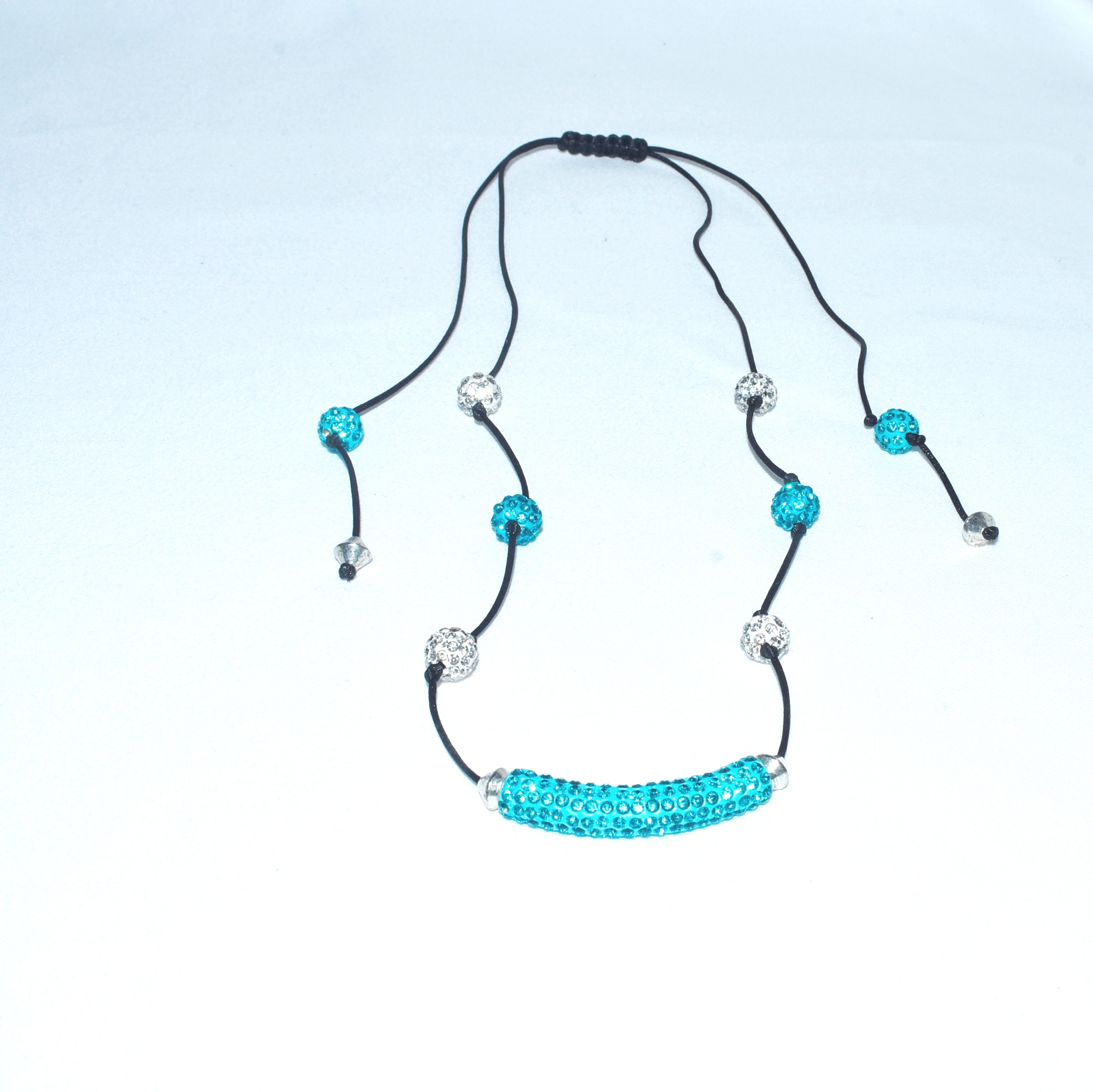 Collar midi con cordón y shamballa