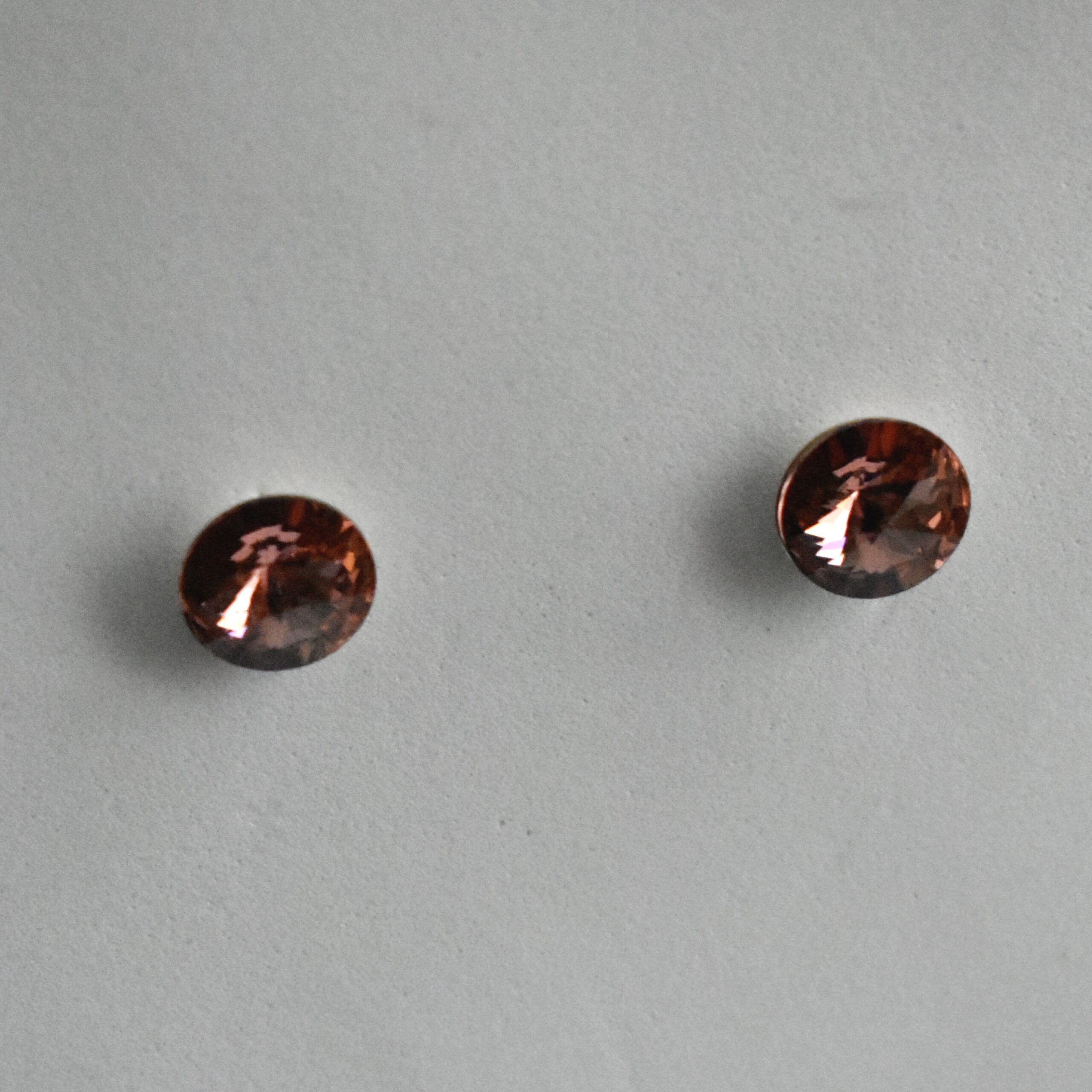 Pendientes de plata de ley 925 y cristal austriaco 10 mm color rosa vino