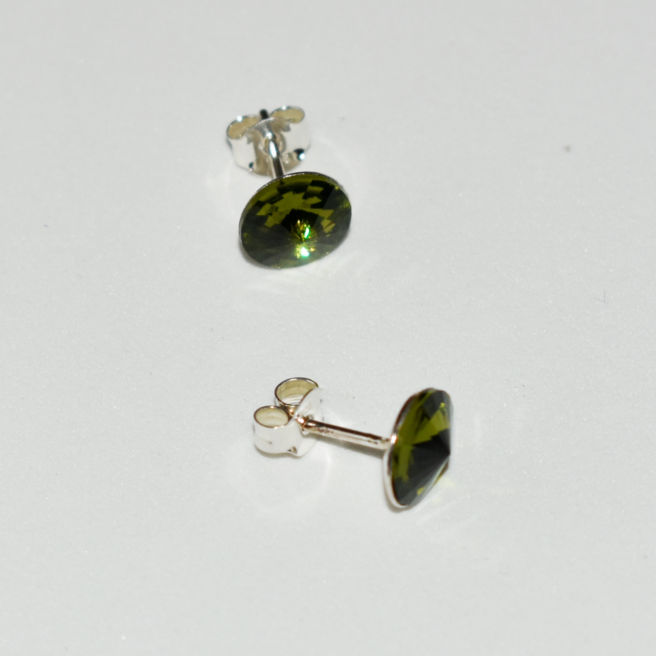 Pendientes de plata de ley 925 y cristal austriaco 10 mm color olivina