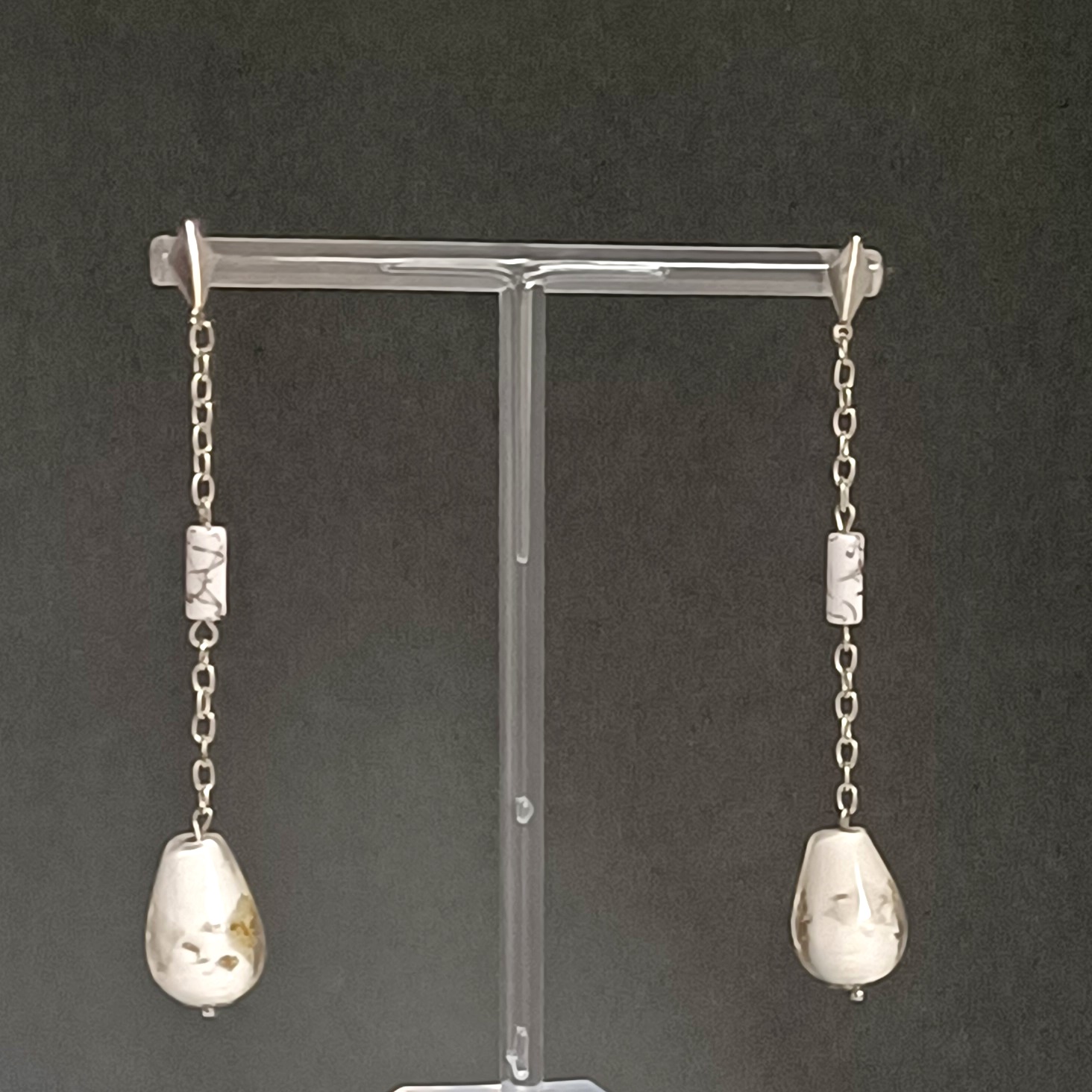 Pendientes largos de cristal blanco y plata