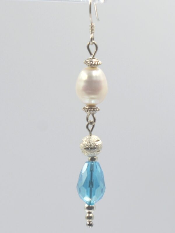 Pendientes largos de perla y gota de cristal aguamarina