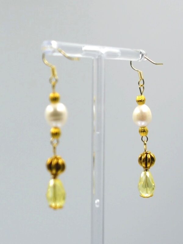 Pendientes largos de perla y gota de cristal amarillo