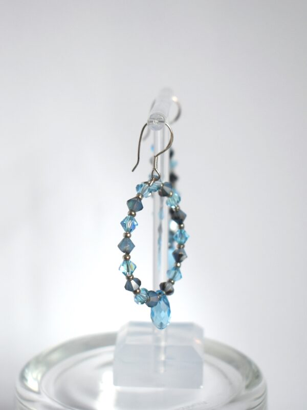 Pendientes tipo corona de cristal austriaco aguamarina y azul opaco