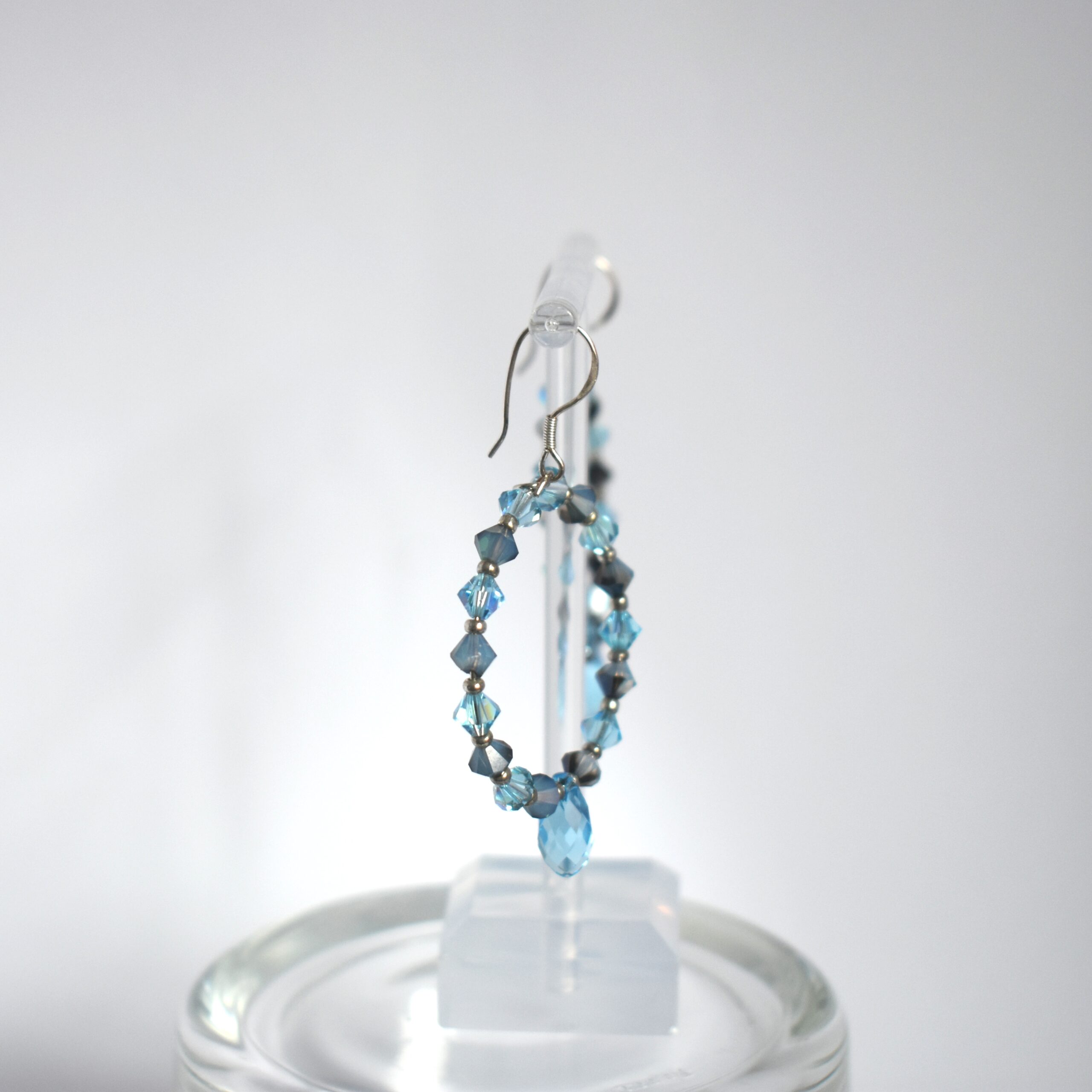 Pendientes tipo corona de cristal austriaco aguamarina y azul opaco