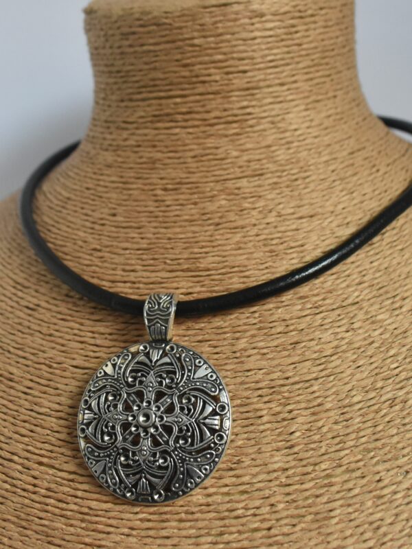 Collar de cuero con colgante de inoxidable