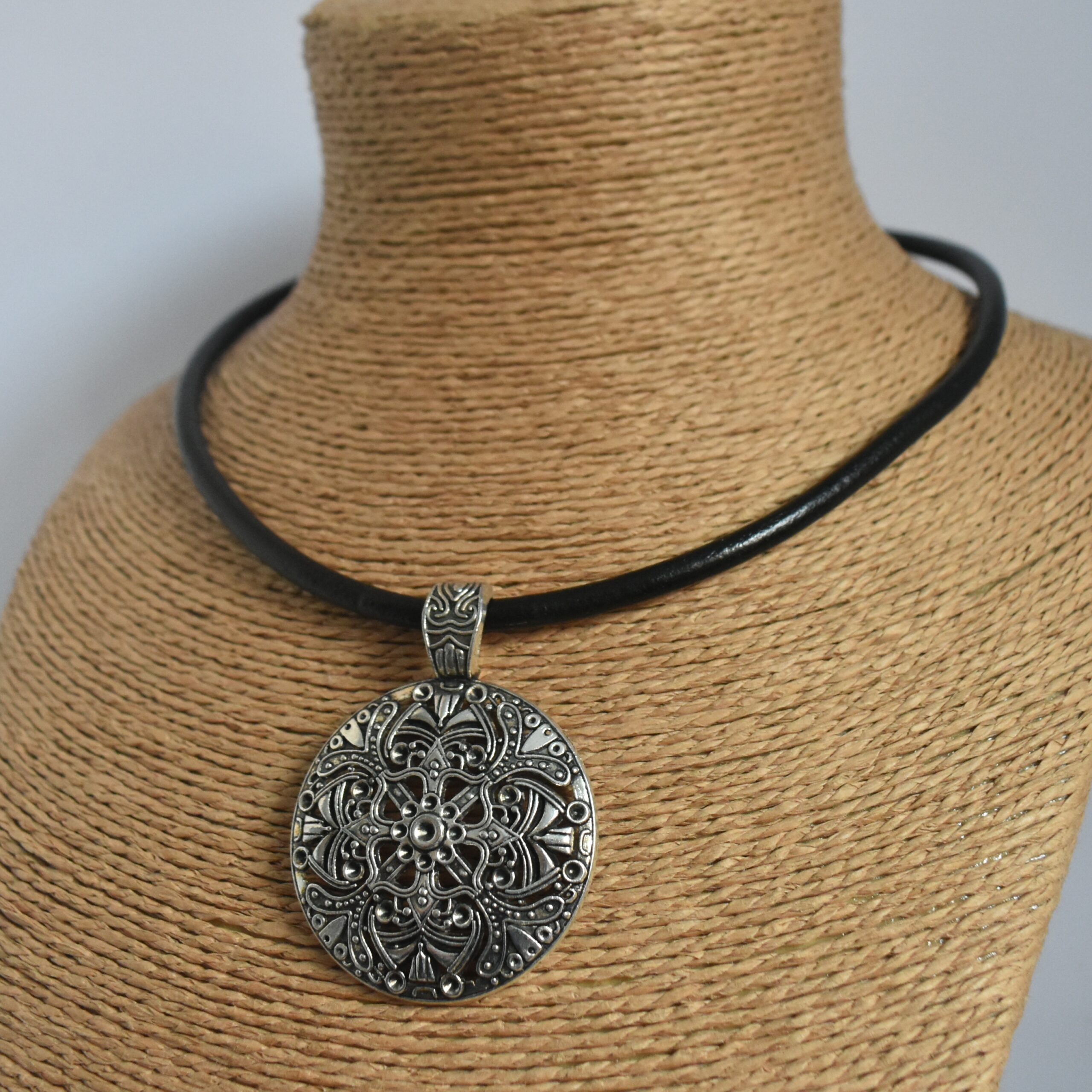 Collar de cuero con colgante de inoxidable