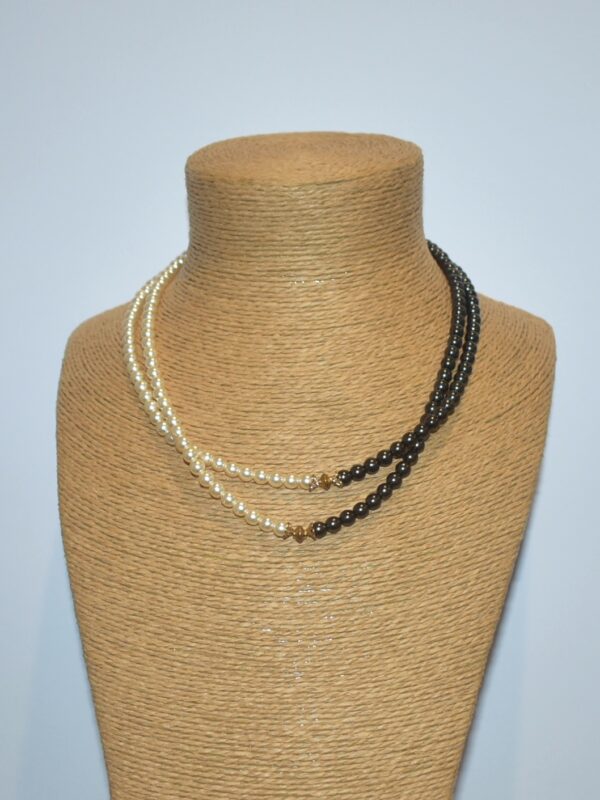 Collar de 2 tonos de perlas y entrepiezas doradas