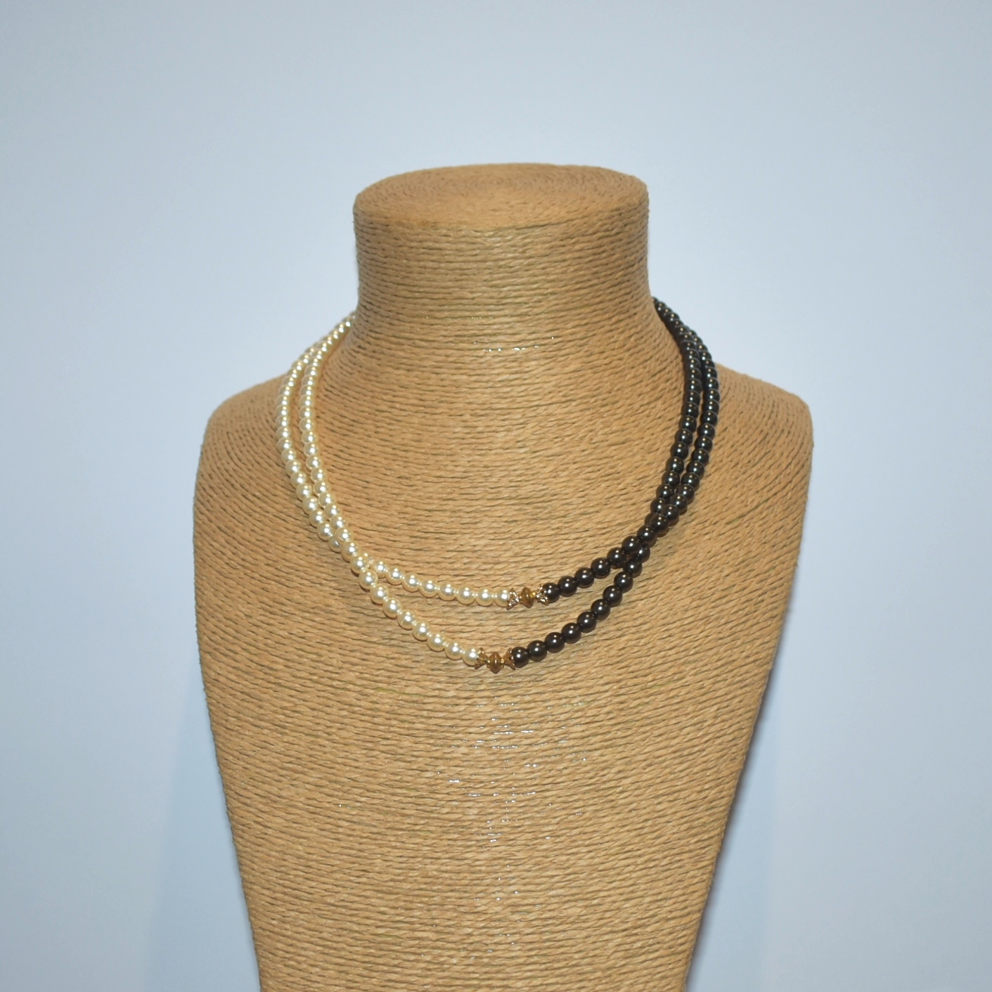 Collar de 2 tonos de perlas y entrepiezas doradas