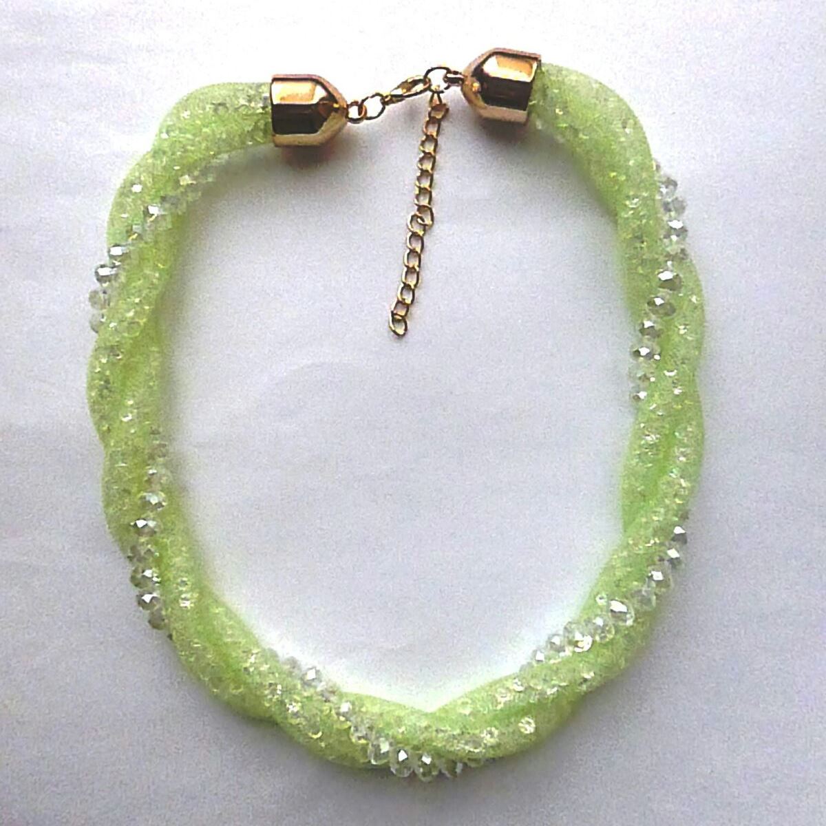 Collar corto de rejilla verde